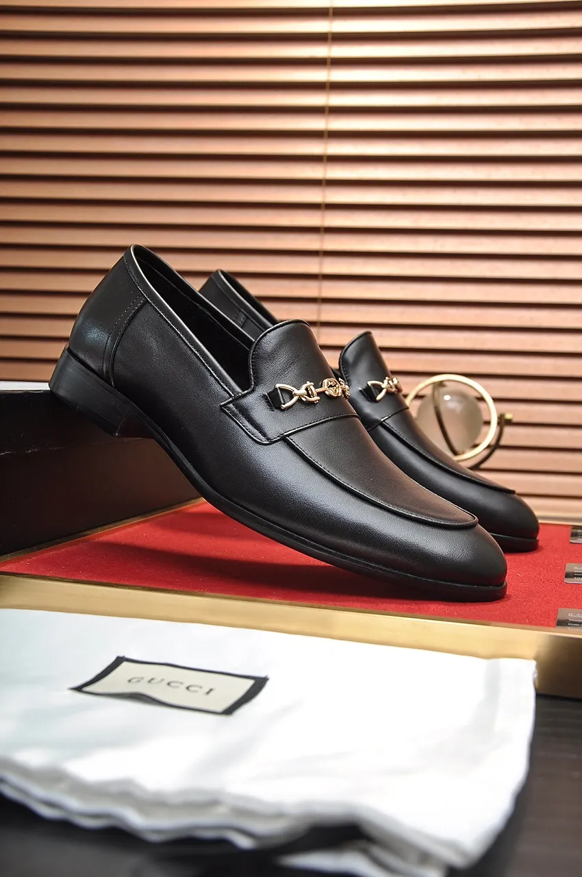 Men's shoes💰500💶Italy's top luxury men's shoe giant (GUCCI) (Gucci) (full cowhide lining) new arrival🍃Original European style🔰 Pleasant to the eye😍In order to make the shoes more durable and non-deformable🌀The production continues to follow traditional methods but there is still no lack of innovation💪Choose original sheepskin for the leather♻️ Smooth and natural And extra bright ⭐Made of imported cowhide, the first choice of rich people 38-45 (45 customized)